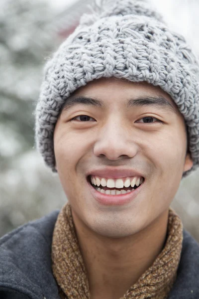 Jeune homme dans la neige — Photo