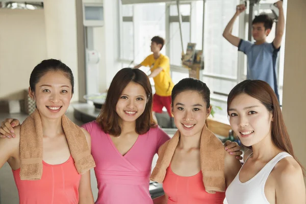 Young woman exercising in the gym — Stock Photo, Image