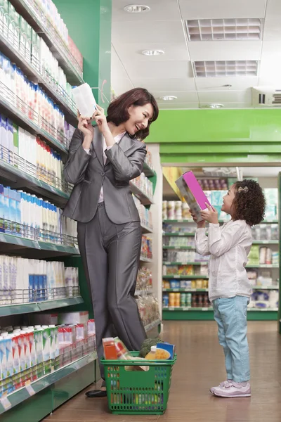 Moeder en dochter plezier in supermarkt — Stockfoto