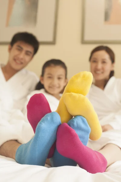 Familie mit bunten Socken — Stockfoto