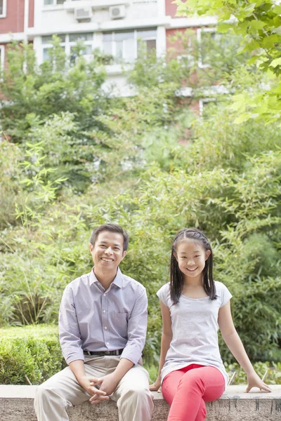 Padre e hija sentados en el patio —  Fotos de Stock