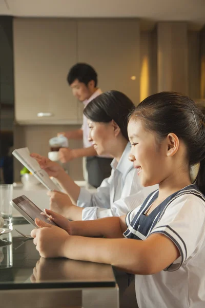 Familie eten ontbijt en met behulp van digitale Tablet PC — Stockfoto