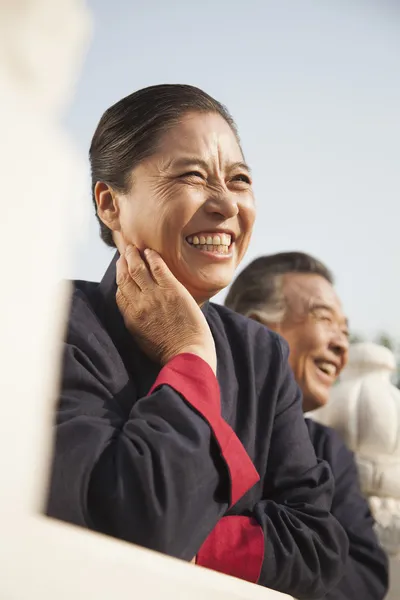 Pareja mayor vestida con ropa tradicional china, retrato —  Fotos de Stock