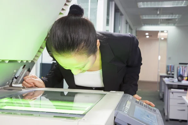 Zakenvrouw kopieerapparaat haar gezicht — Stockfoto