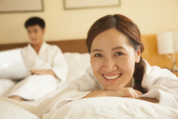 Jeune couple couché sur le lit — Photo