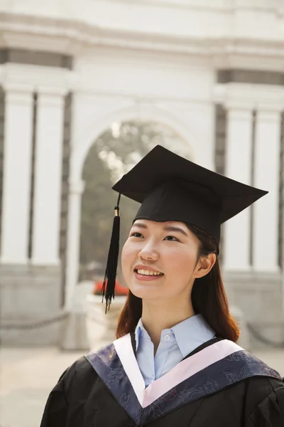 Jóvenes Graduados en Gorra y Vestido —  Fotos de Stock