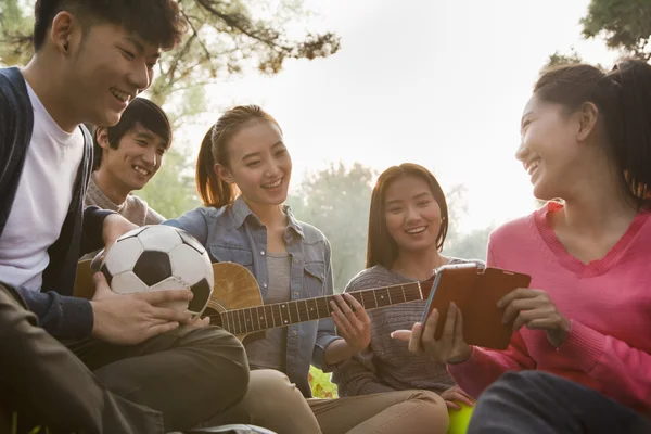 Teenagers hanging out in the park — Stock Photo, Image