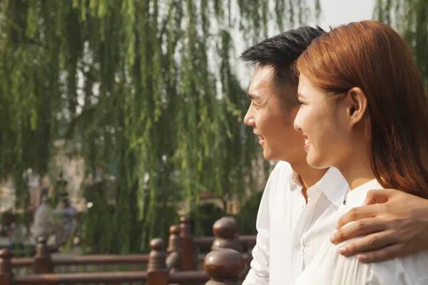 Young Couple on a Traditional Bridge — Stock Photo, Image