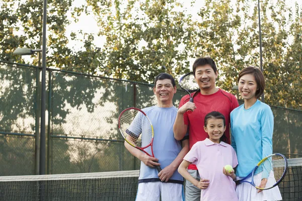 Familjen spela tennis, porträtt — Stockfoto