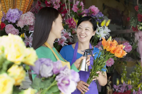 Kvinnor som arbetar i blomsteraffär — Stockfoto