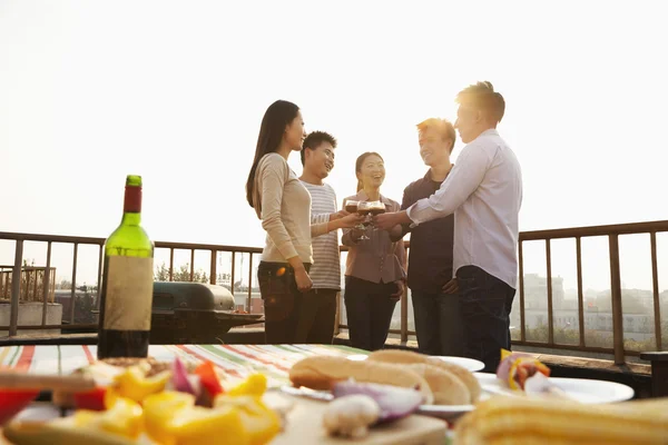 Gruppo di amici che fanno un barbecue su un tetto — Foto Stock