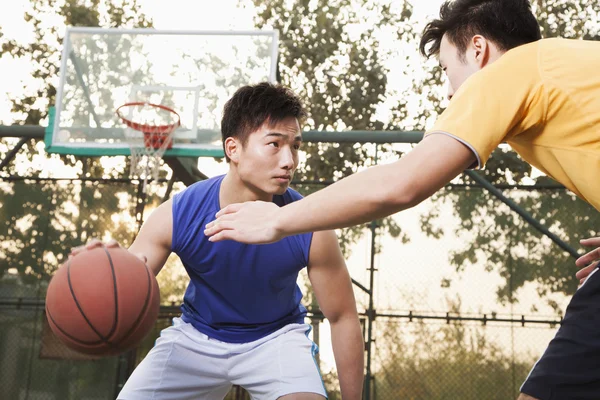 在篮球场上的两个街头篮球球员。 — 图库照片