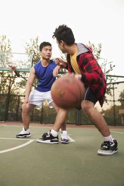 Zwei Mannschaften spielen Basketball — Stockfoto