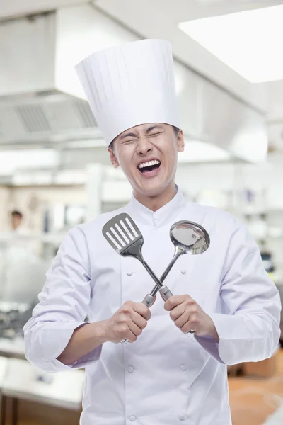 Chef com utensílios de cozinha — Fotografia de Stock