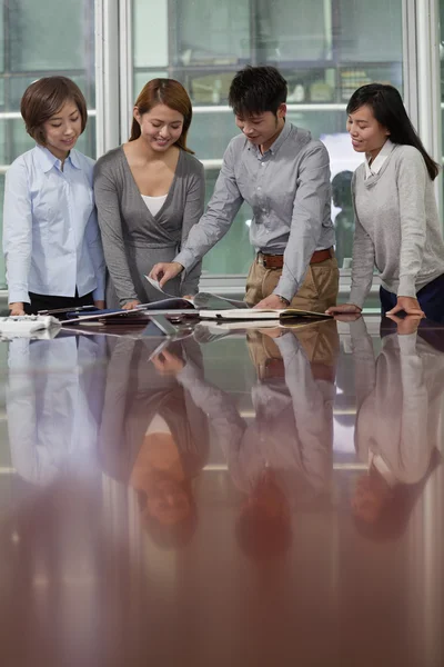 Zakenmensen werken samen — Stockfoto