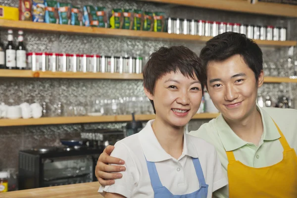 Retrato de dois baristas em um café — Fotografia de Stock