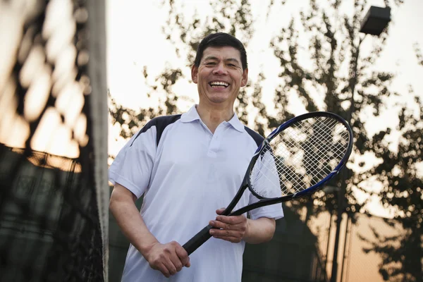 Erwachsener Mann spielt Tennis — Stockfoto