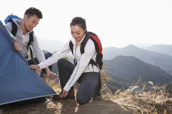 Couple setting up the tent — Stock Photo, Image