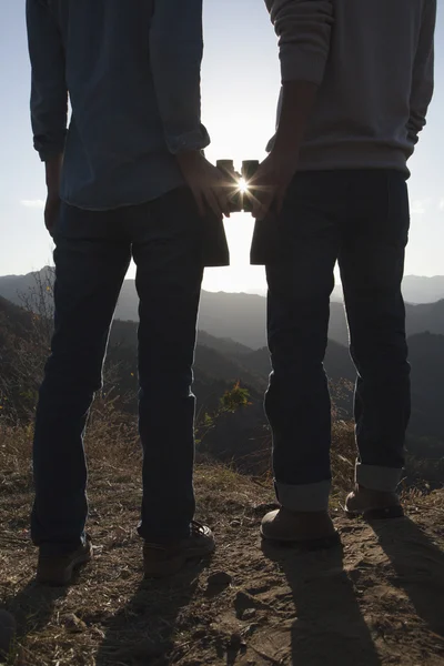 Casal segurando binóculos — Fotografia de Stock