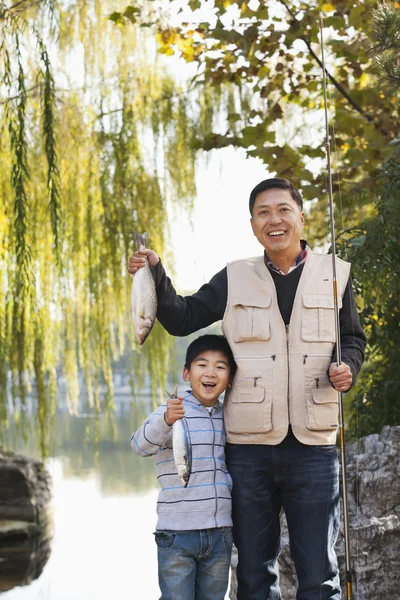 Grootvader en kleinzoon vissen — Stockfoto