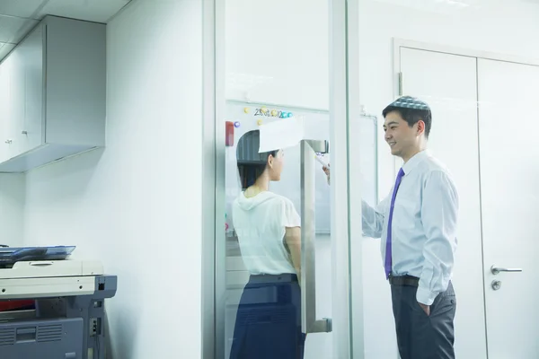 Businessman and Businesswoman Having a Meeting — Stock Photo, Image