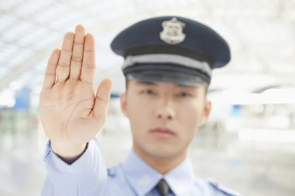 Oficial de policía haciendo señas para detener —  Fotos de Stock