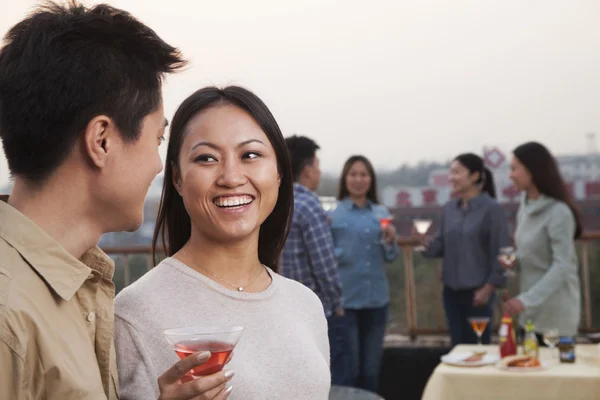 Groep vrienden met een barbecue op een dak — Stockfoto