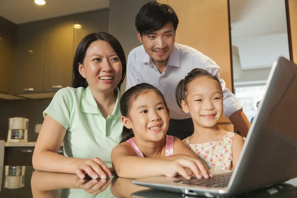 Familie schaut Film auf dem Laptop — Stockfoto