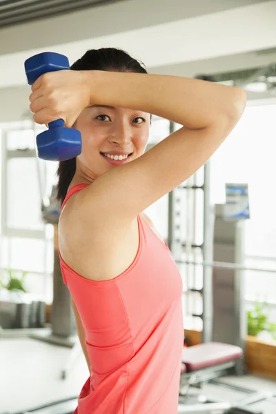 Unga kvinnor som tränar i gymmet — Stockfoto