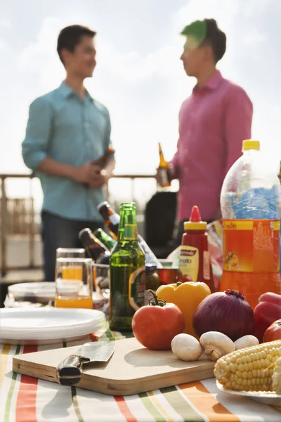 Groep vrienden met een barbecue op een dak — Stockfoto