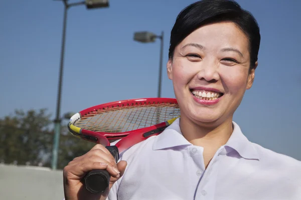 Mogen kvinna spela tennis — Stockfoto