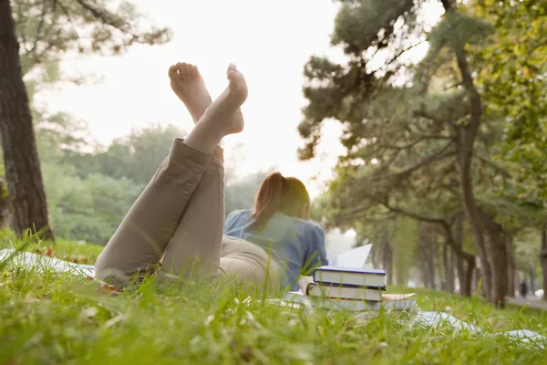 Девочка-подросток читает книгу в парке — стоковое фото