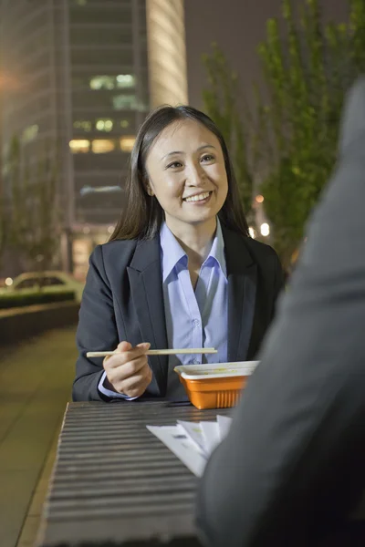 Femme d'affaires ayant dîner avec un collègue — Photo