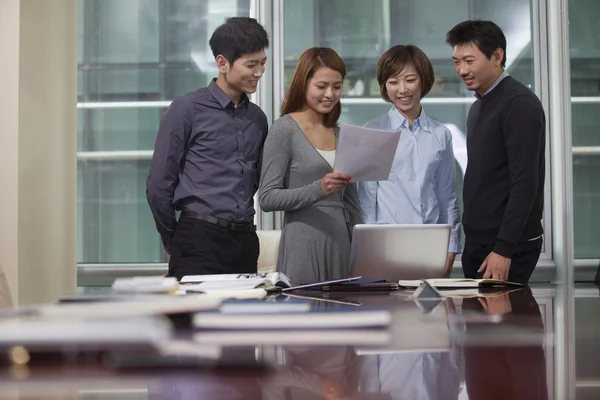 Empresarios trabajando juntos — Foto de Stock