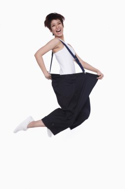 atlama büyük boy pantolonlu kız