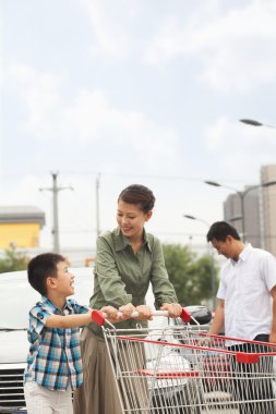 alışveriş sepeti ile aile