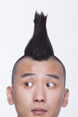 Mohawk portre ile iyi giyimli genç adam
