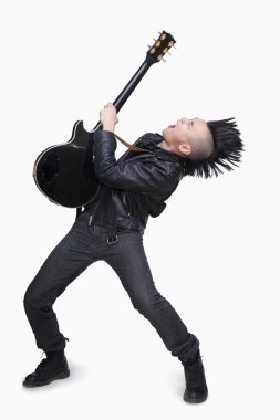 punk mohawk oyun gitar ile genç adam