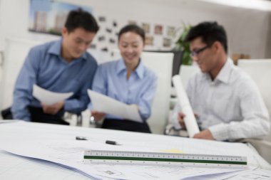 İş arkadaşları ofiste projeyi tartışıyor.