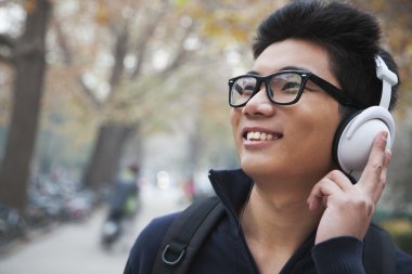 müzik college kampüsünde öğrenci