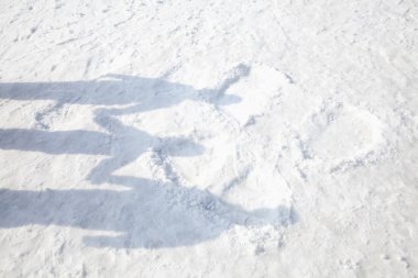 cienie rodziny na śniegu