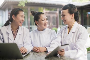 bir avlu içinde çalışan doktorlar