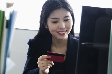 iş kadını holding kart ofis