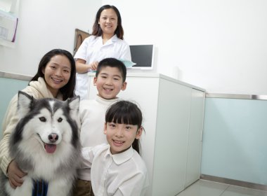 Aile ile evde beslenen hayvan köpek veteriner'ın ofisinde