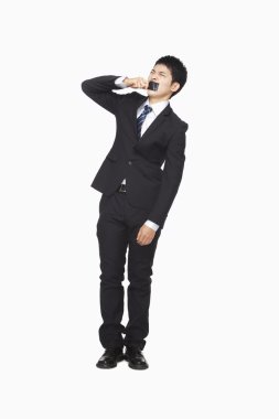 ağzının üstüne siyah bant taşırsanız işadamı