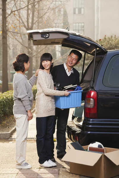 Family unpacking minivan for college — Stock Photo, Image