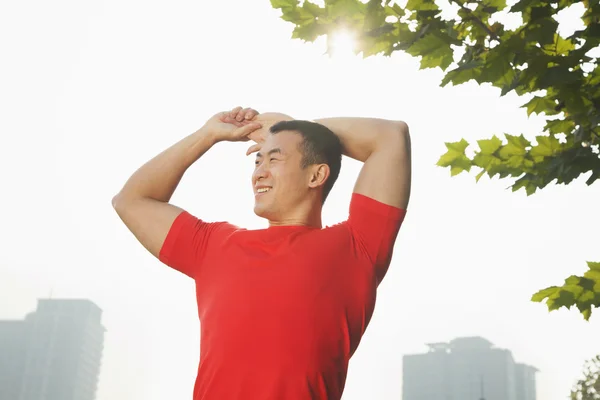 Muskulös man stretching — Stockfoto