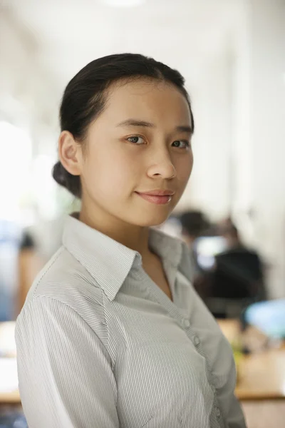 Woman standing in the office — Stock Photo, Image