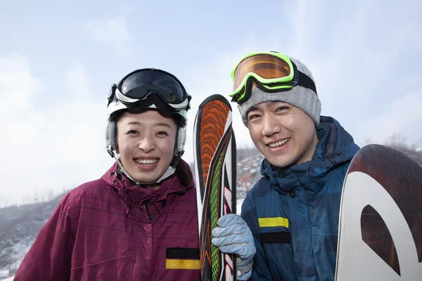 Uśmiechający się para w ośrodku narciarskim — Zdjęcie stockowe