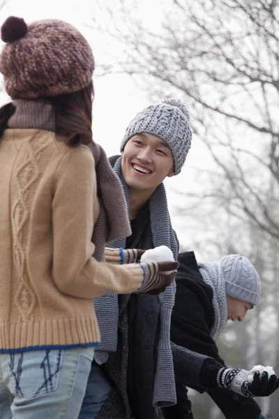 Amigos brincando na neve — Fotografia de Stock